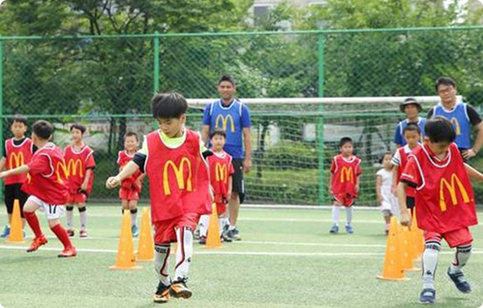 다문화 가정 어린이 축구교실에서 축구하는 어린이들 사진