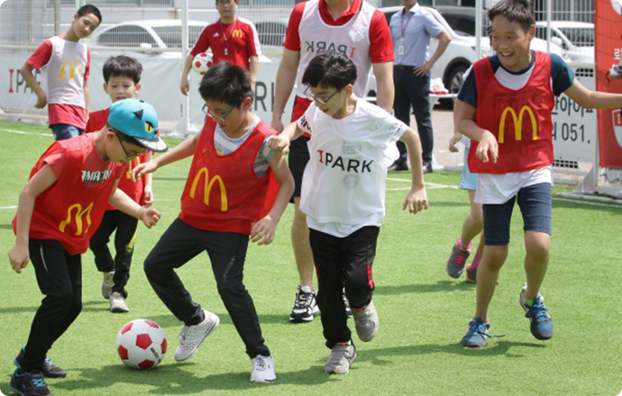 특수학교 축구교실에서 축구하는 어린이들 사진