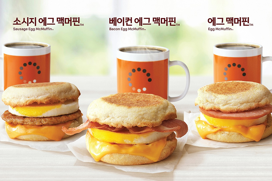 아침 메뉴 맥모닝 제품 소개 소시지 에그 맥머핀, 베이컨 에그 맥머핀, 에그 맥머핀과 드립 커피 모습