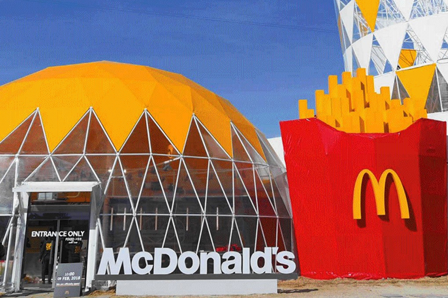 평창 동계올림픽의 맥도날드 파크 매장 전경 사진으로 대형 감자튀김 모양 조형물과 노란색 돔 형태의 맥도날드 건물 외관