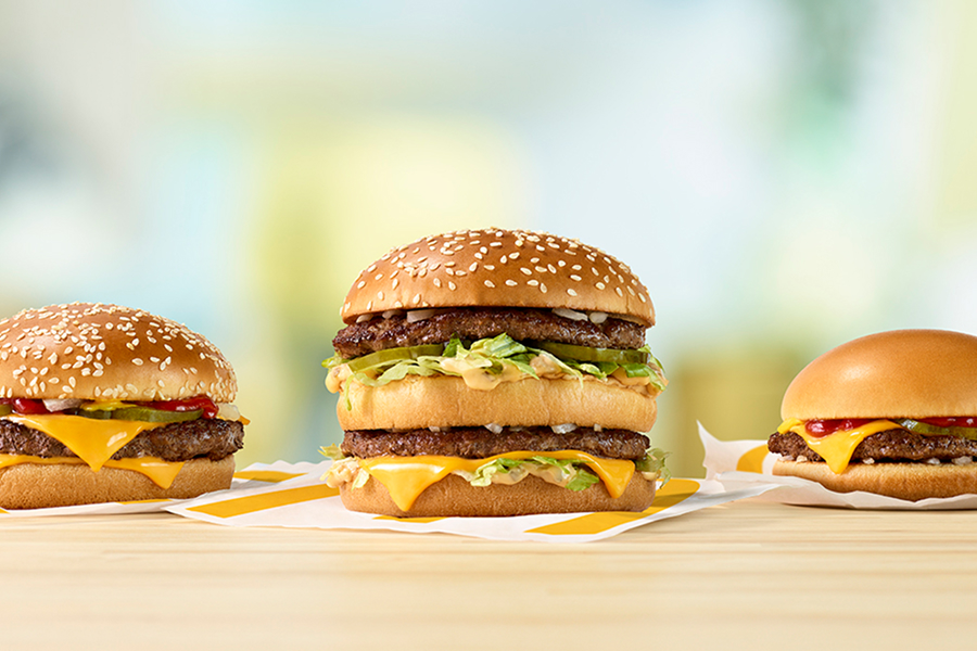 테이블 위에 놓인 맥도날드 햄버거 3종 제품 사진
