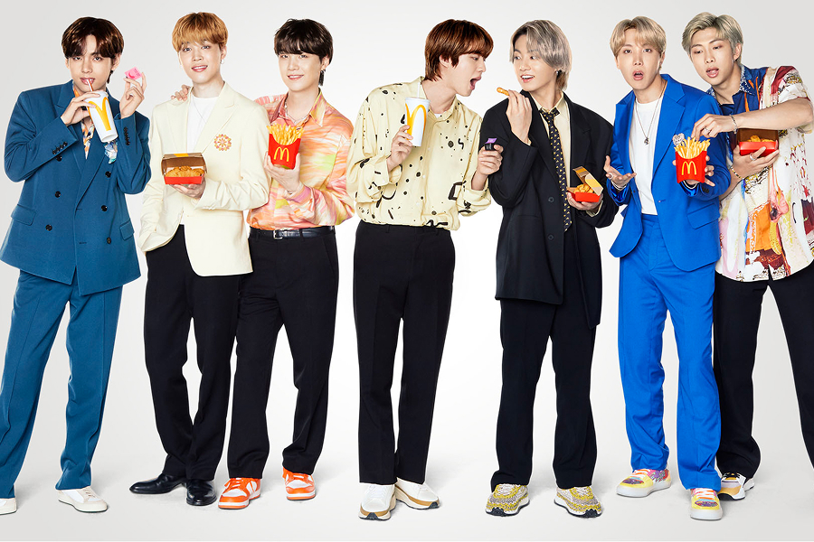 아이돌 그룹 BTS 멤버들이 맥도날드 협업으로  The BTS 세트 출시 기념으로 햄버거와 감자튀김을 들고 있는 홍보 사진