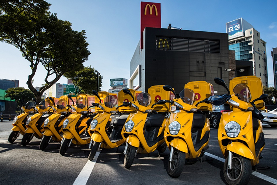 맥도날드 직영 매장 배달 전기 바이크가 줄지어 세워진 모습