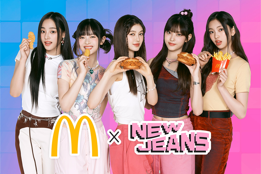 걸그룹 뉴진스 멤버들이 맥도날드 햄버거 메뉴를 들고 있는 맥도날드와 뉴진스 협업 홍보