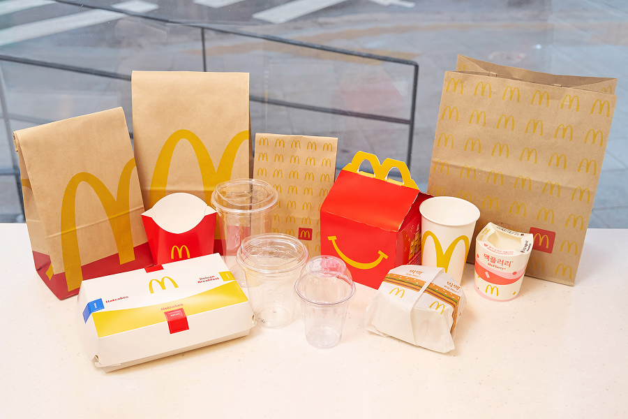 맥도날드 종이봉투, 햄버거 포장지, 음료 컵, 해피밀 상자 등 일회용품과 포장재 세트