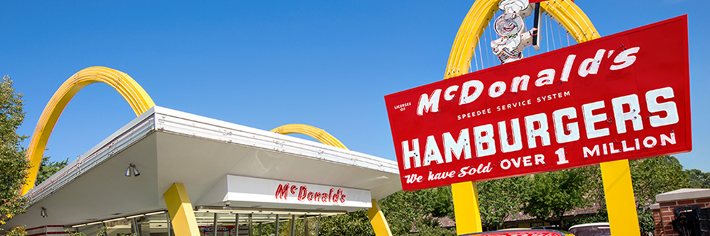 파란 하늘이 보이는 맥도날드 매장 사진