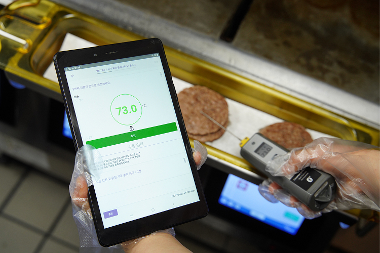 제품 온도를 측정하는 사진